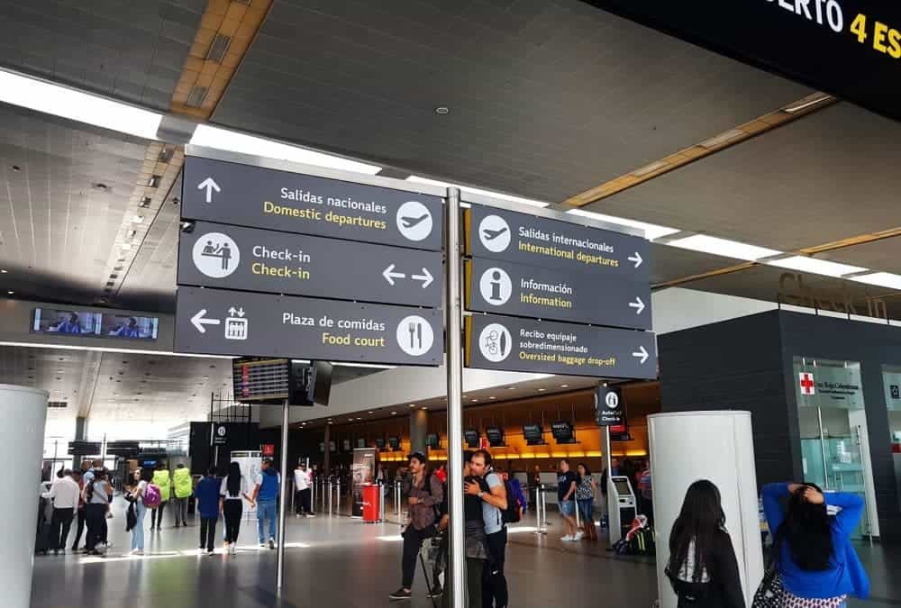Señales del aeropuerto de Bogotá.